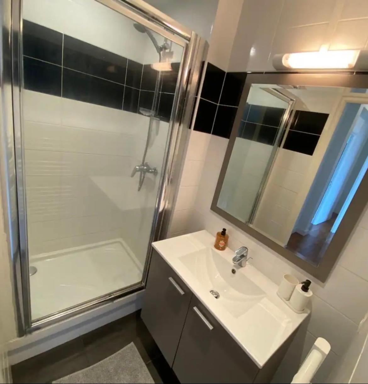 Appartement Spacieux Avec Balcon Et Parking Брест Екстериор снимка